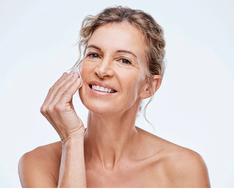 Femme vieillissante faisant une routine de soins de la peau