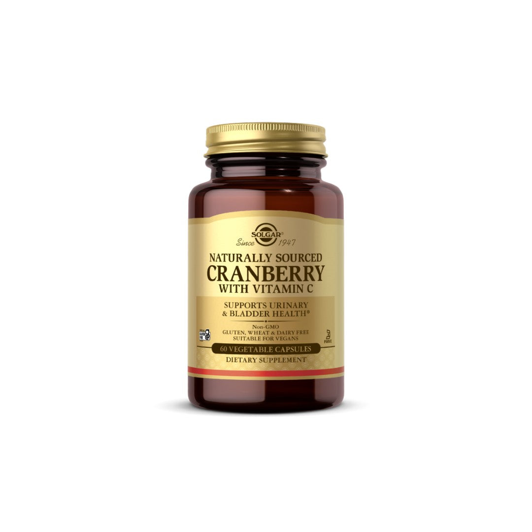 Une bouteille Solgar Natural Cranberry with Vitamin C 60 Vegetable Capsules promouvant la santé des voies urinaires et l'immunité sur un fond blanc.