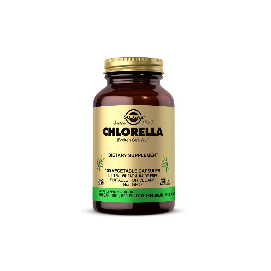 Une bouteille de Solgar Chlorella 520 mg 100 gélules végétales sur fond blanc.