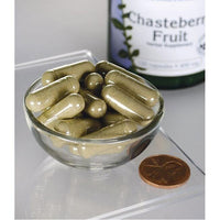 Vignette de Swanson's Chasteberry Fruit - 400 mg 120 gélules dans un bol au dessus d'un penny.