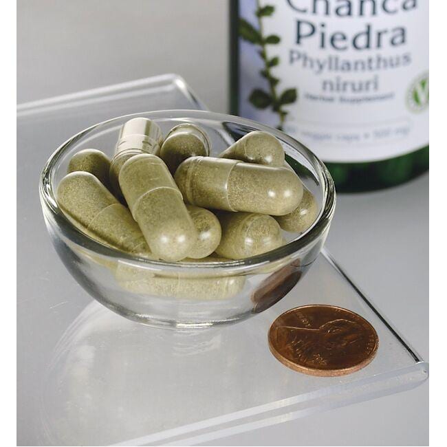 Une bouteille de Chanca Piedra de Swanson- 500 mg 60 gélules végétales dans un bol en verre.