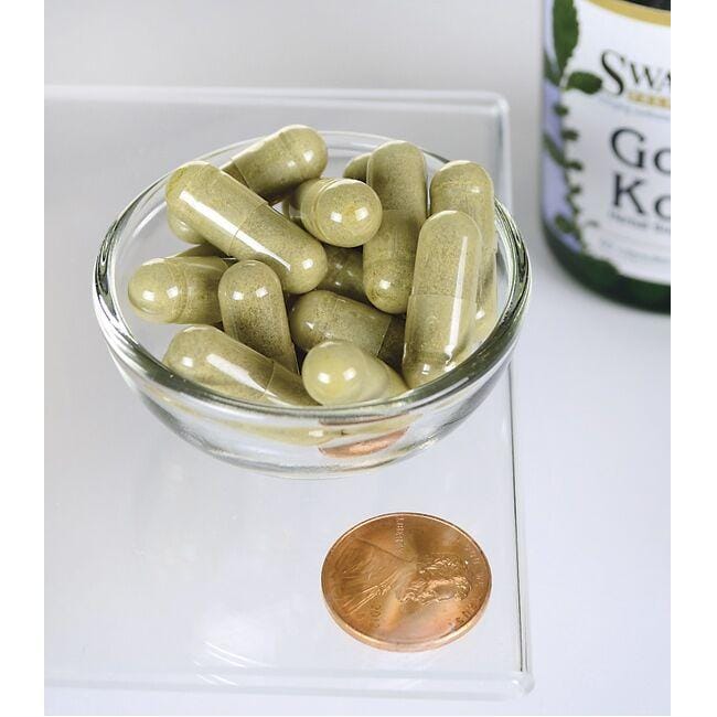 Swanson Gotu kola - 435 mg 60 gélules dans un bol à côté d'un penny.