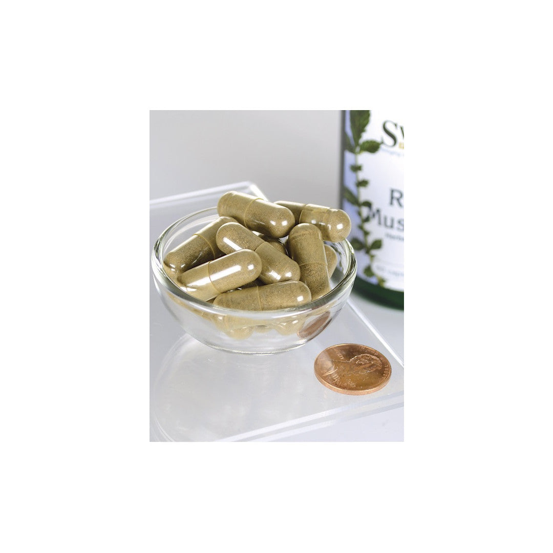 Un bol de Swanson's Reishi Mushroom 600 mg 60 Veggie Capsules, bourré de propriétés antioxydantes et infusé avec les puissants bienfaits du champignon reishi pour la santé immunitaire, est placé à côté d'une bouteille de thé vert rafraîchissant.