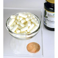 Vignette pour Un bol de Swanson Melatonin 3 mg 60 capsules à côté d'un penny.