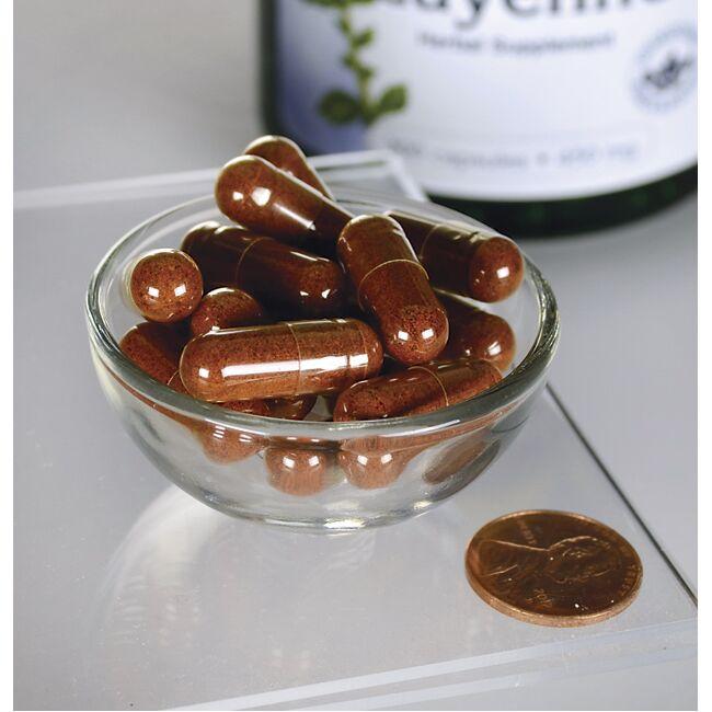 Un bol de Swanson Cayenne - 450 mg 300 gélules et un centime.