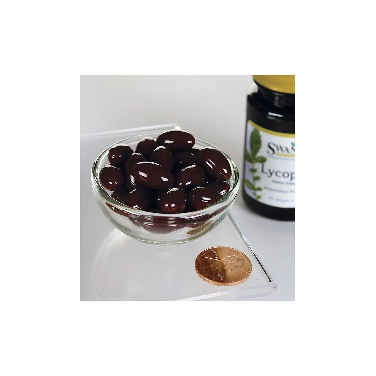 Lycopène 20 mg 60 gélules dans un bol à côté d'un pot de chocolat Swanson .