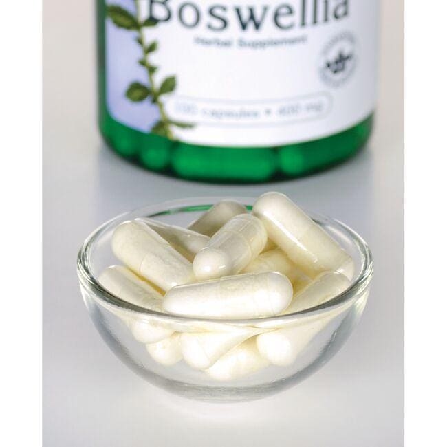Swanson Boswellia - complément alimentaire dans un bol sur une table.