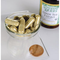 Vignette de Swanson's Green Tea Extract - 500 mg 60 capsules à côté d'un penny.