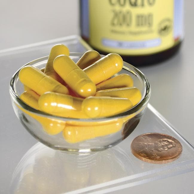 Swanson Coenzyme Q10 - 200 mg 90 gélules dans un bol à côté d'un penny.