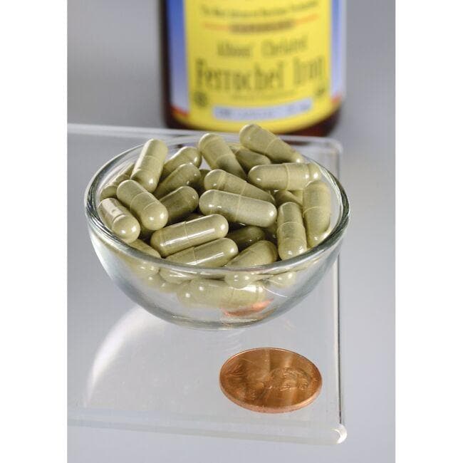 Un bol de légumes verts avec Swanson Ferrochel Iron - 18 mg 180 capsules Albion Chelated à côté.