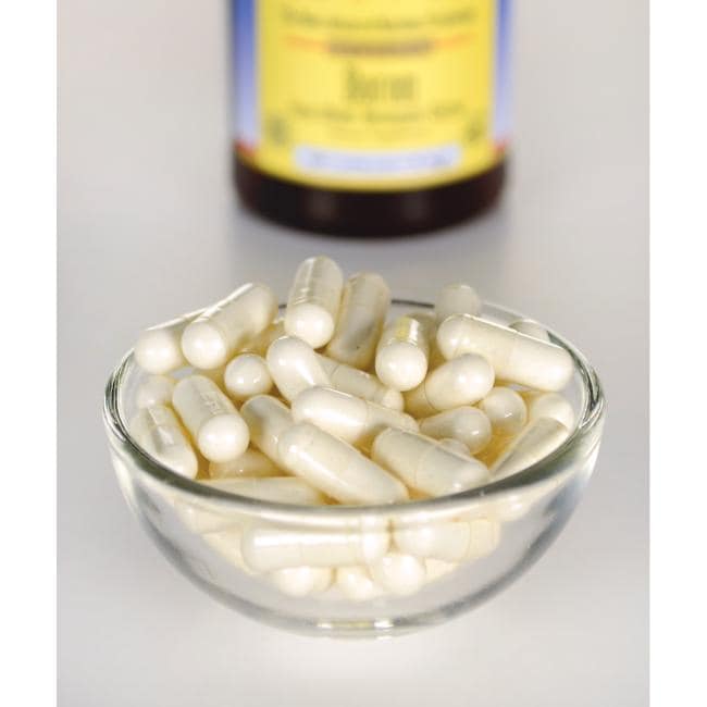 Swanson Bore Triple Complexe - 3 mg 250 gélules de complément alimentaire dans un bol à côté d'une bouteille de Swanson Vitamine C.