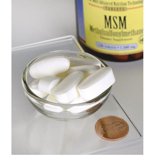 SwansonMSM - 1 500 mg 120 comprimés aux propriétés anti-inflammatoires dans un bol à côté d'une pièce de monnaie.