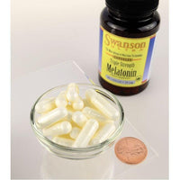 Vignette d'un flacon de Swanson Melatonin - 10 mg 60 gélules et d'un bol de Swanson Melatonin - 10 mg 60 gélules.