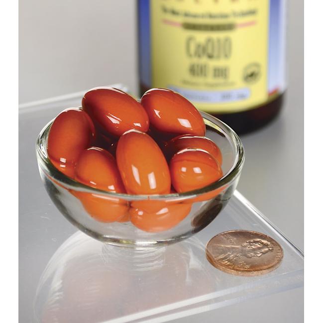 Un bol en verre rempli de tomates et un Swanson Coenzyme Q1O - 400 mg 30 softgels.