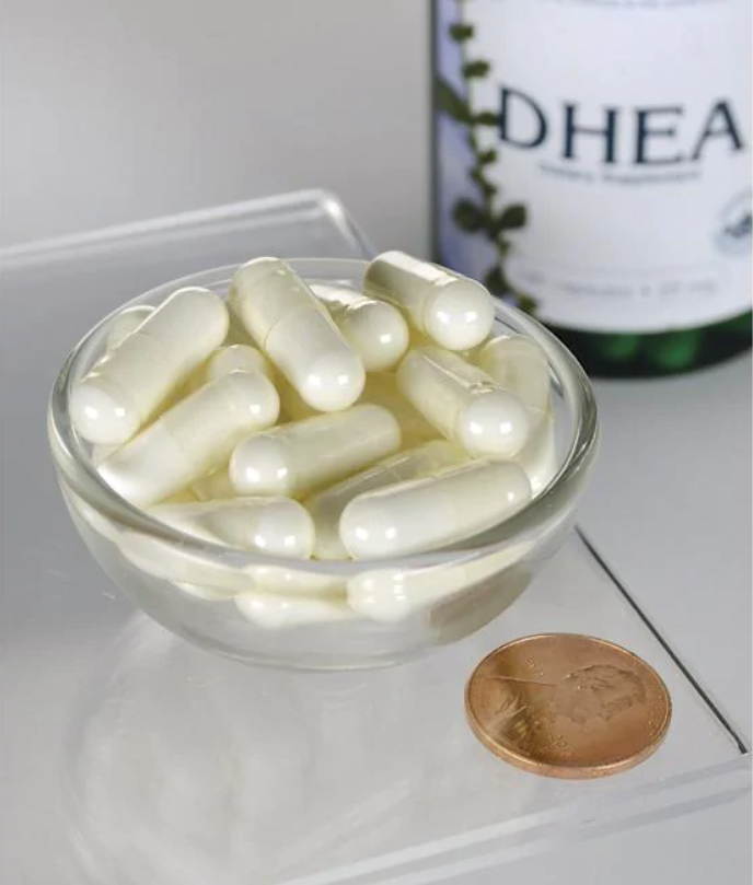 Une bouteille de Swanson DHEA - High Potency - 25 mg 120 capsules dans un bol à côté d'un penny.