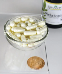 Vignette d'un bol de Swanson Melatonin - 3 mg 120 gélules à côté d'un penny.