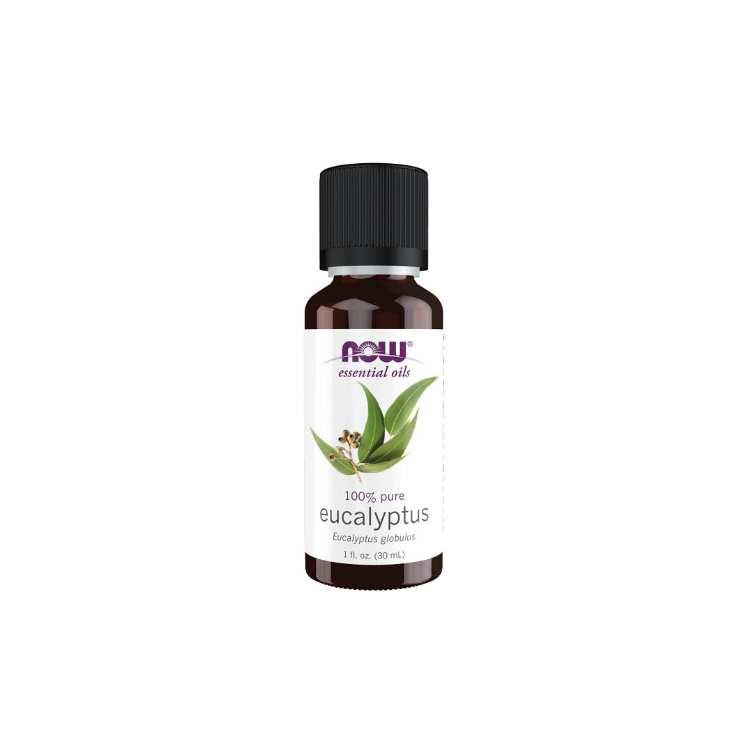 Un flacon d'huile d'eucalyptus de 30 ml par Now Foods sur fond blanc.