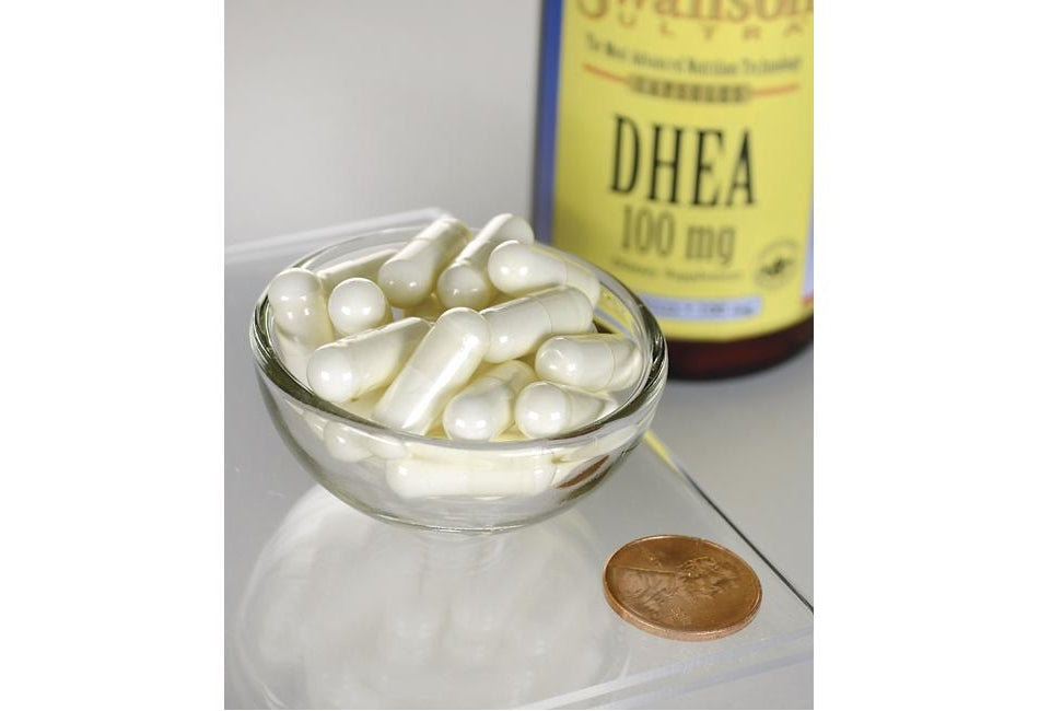 Swanson DHEA - 100 mg 60 gélules dans un bol à côté d'un penny.
