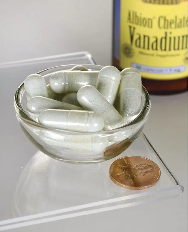 Un bol de Swanson Albion Vanadium Chelated - 5 mg 60 capsules à côté d'une bouteille d'alcool.