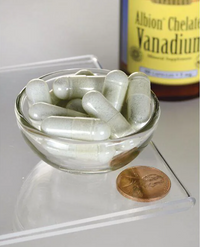 Vignette d'un bol de Swanson Albion Vanadium Chelated - 5 mg 60 gélules à côté d'une bouteille d'alcool.